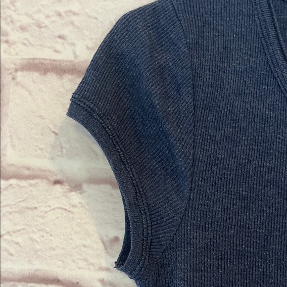 Hollister Women's Dark Blue Short Sleeve Tee - Picture 6 of 9